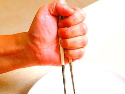 英首相展示‘LABUBU’技能，筷子使用自如引热议