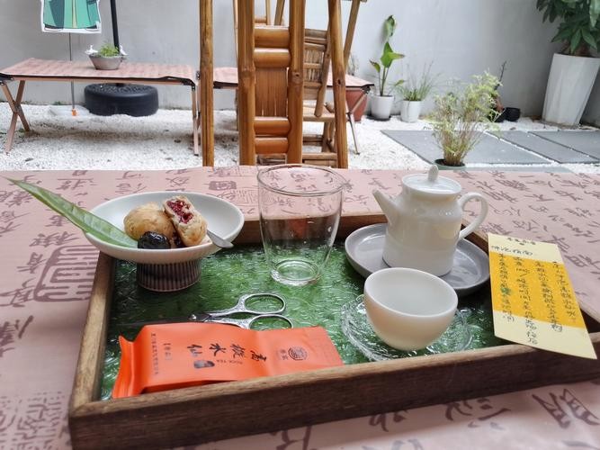 半城茶香，旁观者的悠闲乐趣，一览无余的都市慢生活体验。