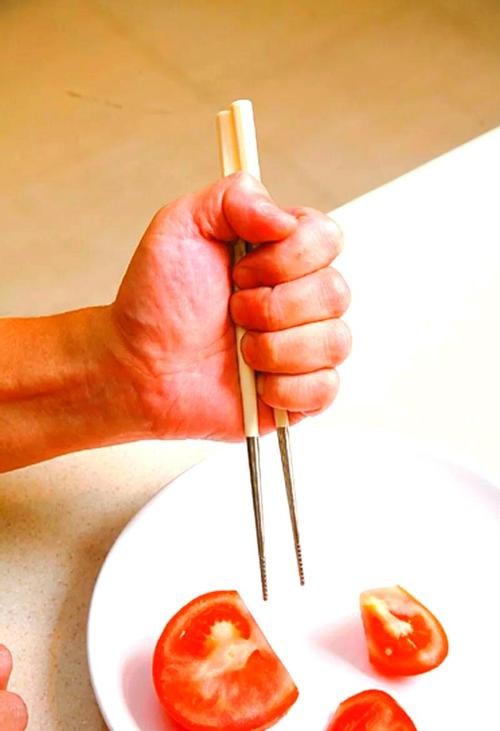 英首相展示‘LABUBU’技能，筷子使用自如引热议