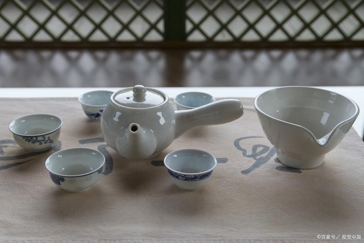 茶碗底与青石板的时光对话，静谧岁月中的印记