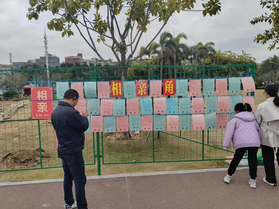 现代联姻新风尚，从相亲角到含蓄高效茶馆的转变。